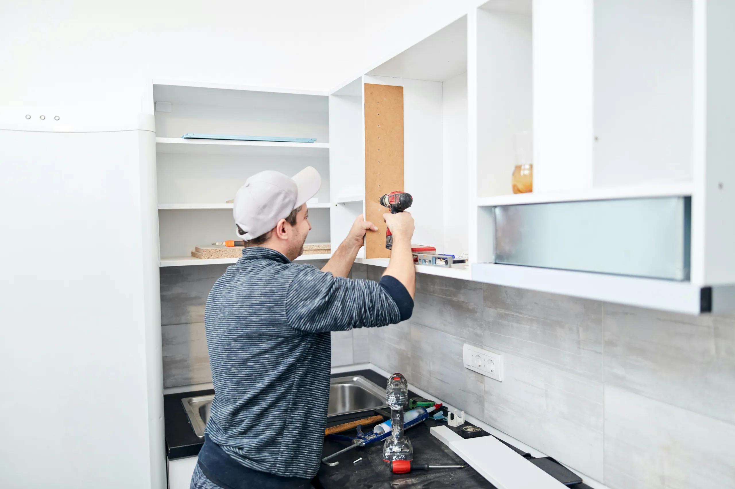 Dormitorio con estantes de madera